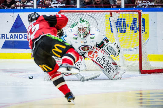 Malmö Redhawks Niklas Arell mot Frölundas målvakt Johan