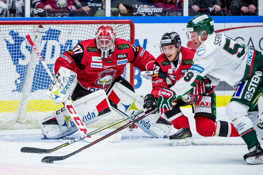 Frölundas Simon Hjalmarsson mot Malmö Redhawks målvakt