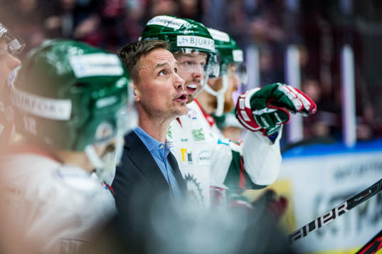 Frölundas tränare Roger Rönnberg bland spelarna