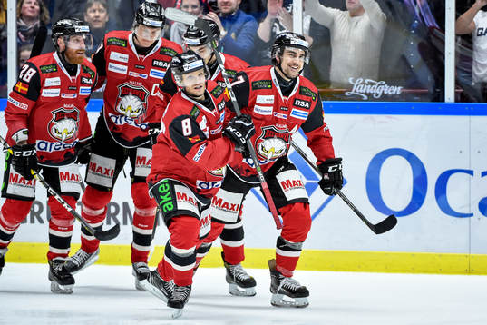 Malmö Redhawks Johan Olofsson jublar med lagkamrater