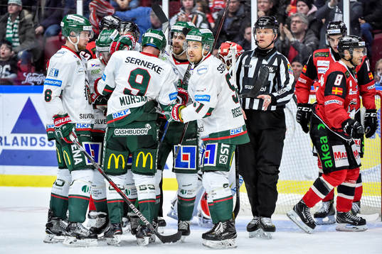 Frölundas Max Friberg jublar med lagkamrater