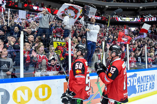 Malmö Redhawks spelare jublar