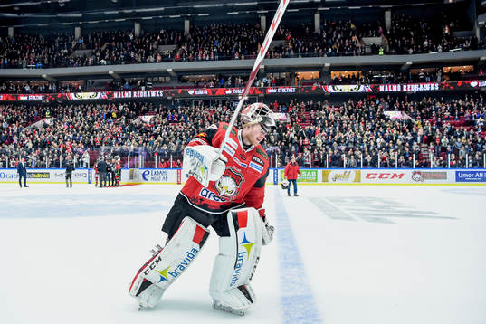 Malmö Redhawks målvakt Jonas Gunnarsson jublar