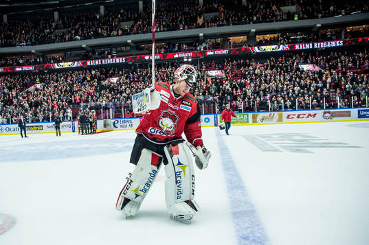 Malmö Redhawks målvakt Jonas Gunnarsson jublar