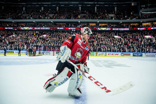 Malmö Redhawks målvakt Jonas Gunnarsson jublar