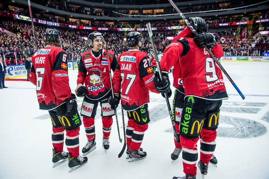 Malmö Redhawks spelare jublar