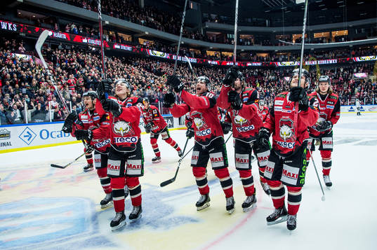 Malmö Redhawks spelare jublar