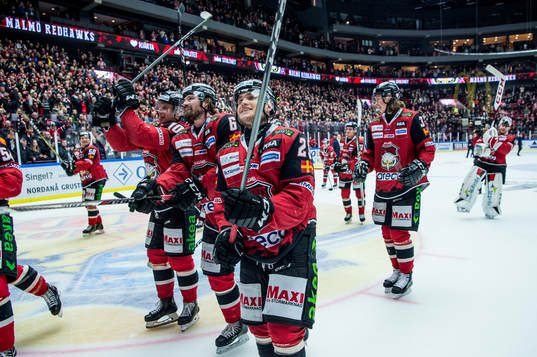 Malmö Redhawks spelare jublar
