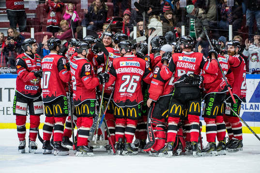 Malmö Redhawks spelare jublar