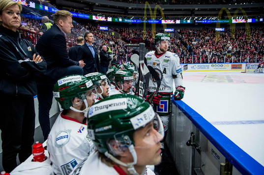 Frölundas spelare deppar i båset