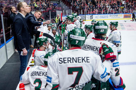 Frölundas tränare Roger Rönnberg med spelarna i slutet