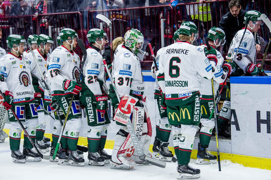 Frölundas spelare lämnar isen