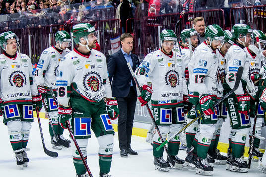Frölundas tränare Roger Rönnberg och spelare lämnar isen