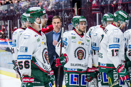 Frölundas tränare Roger Rönnberg och spelare lämnar isen