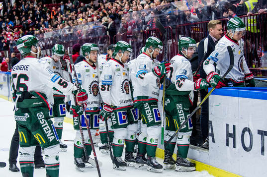 Frölundas spelare lämnar isen