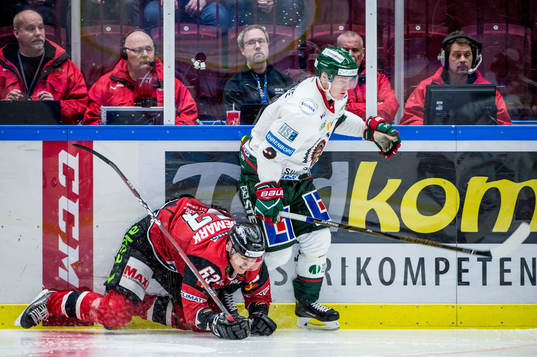 Malmö Redhawks Fredrik Händemark i närkamp mot