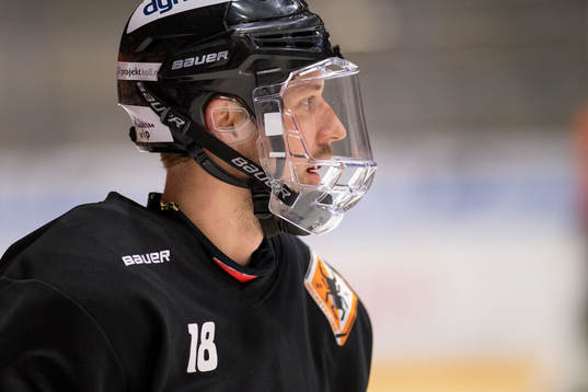 Karlskronas Emil Larsson värmer upp