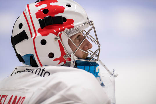 Timrås målvakt Henrik Haukeland värmer upp