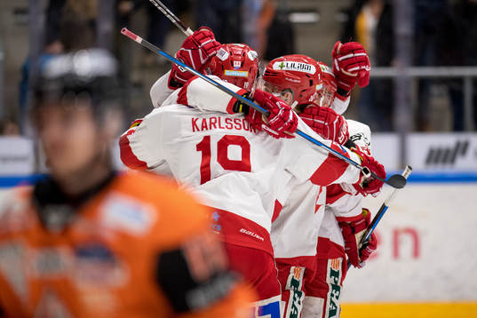 Timrås Erik Karlsson jublar med lagkamrater