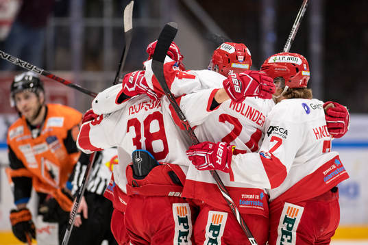 Timrås Jacob Olofsson jublar med lagkamrater