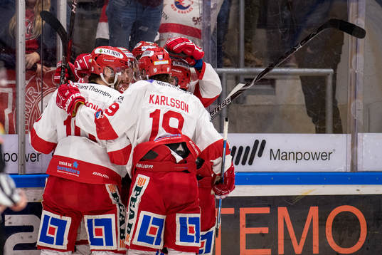 Timrås Johannes Kinnvall jublar med lagkamrater
