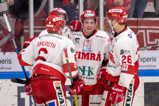 Timrås Jonathan Dahlen jublar med lagkamrater