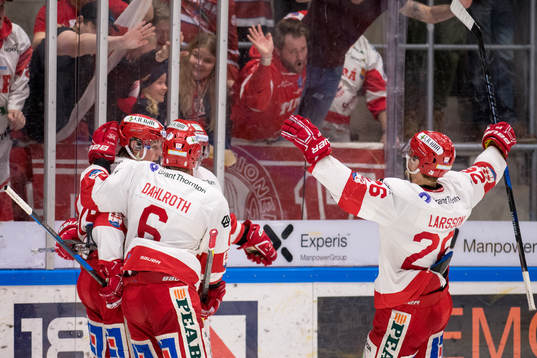 Timrås Jonathan Dahlen jublar med lagkamrater