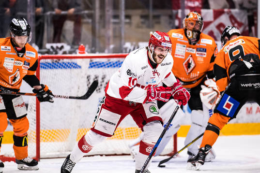 Timrås Johan Persson  jublar och karlskrona deppar