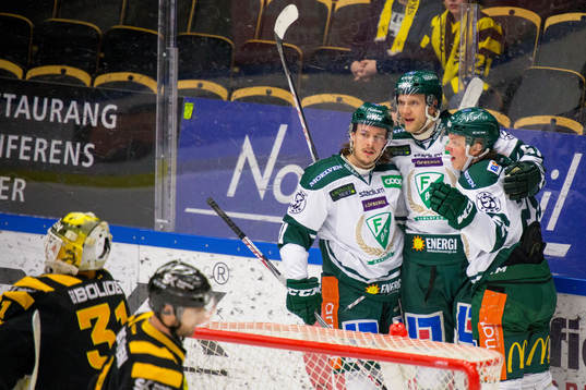 Färjestads Fabian Zetterlund jublar med lagkamrater