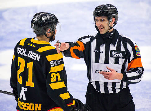Skellefteås Jimmie Ericsson pratar med domare Linus Öhlund