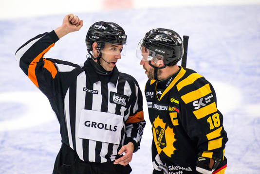 Skellefteås Pontus Petterström pratar med domare Linus