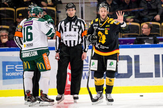 Skellefteås Pontus Petterström håller upp 5 fingrar för