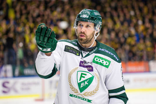 Färjestads Dick Axelsson eldar på publiken