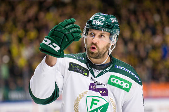 Färjestads Dick Axelsson eldar på publiken