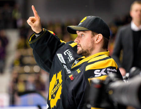 Skellefteås målvakt Gustaf Lindvall pekar på jumbotronen