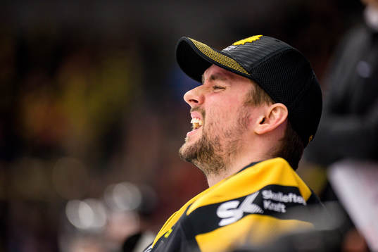 Skellefteås målvakt Gustaf Lindvall grinar illa