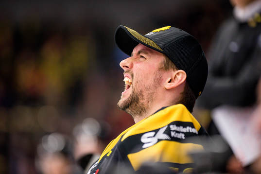 Skellefteås målvakt Gustaf Lindvall grinar illa