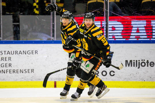 Skellefteås Pär Lindholm och Sebastian Ohlsson jublar