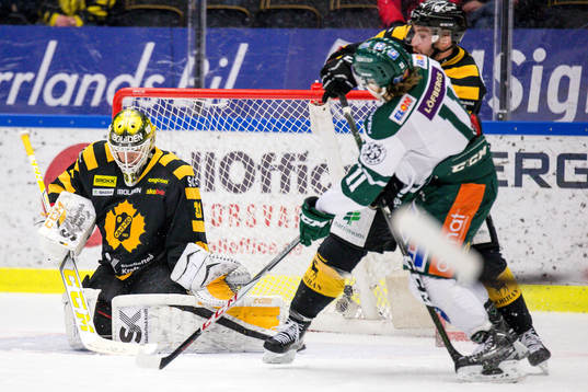 Skellefteås målvakt Joni Ortio räddar en puck