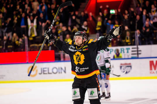 Skellefteås Oscar Möller jublar