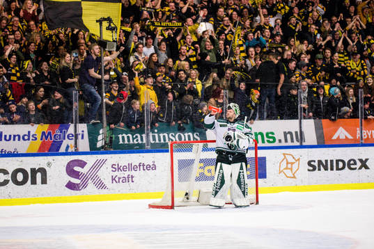 Färjestads målvakt Lars Haugen  deppar