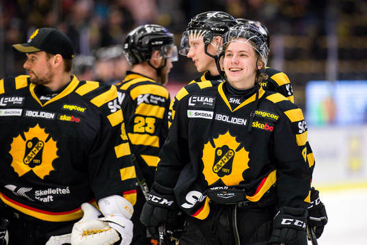 Skellefteås Tim Söderlund  jublar