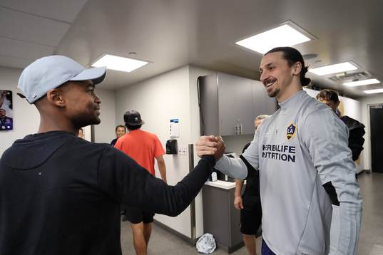 I denna handoutbild från LA Galaxy ses Ola Kamara hälsa