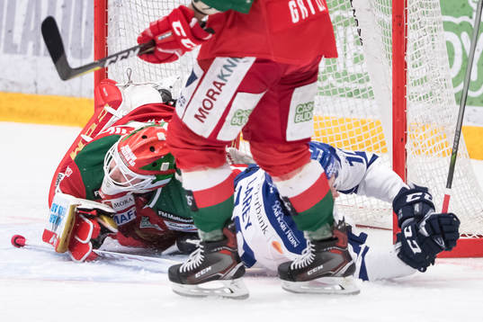 Leksands Matt Carey åker in i Moras målvakt Christian