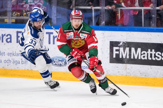 Leksands Anton Öhman jagar Moras Alexander Hilmerson  i