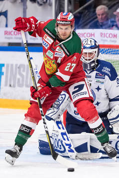 Moras Matt Bailey framför Leksands målvakt Tex