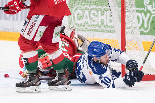 Leksands Matt Carey faller på Moras målvakt Christian