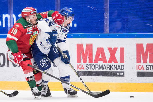 Moras John Persson och Leksands Patrick McNally  i