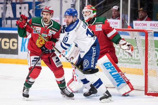 Moras Daniel Grillfors och Leksands Matt Carey framför