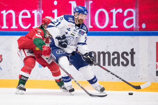 Moras Brandon Gormley och Leksands Mattias Ritola  i